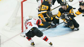 New Jerseys Jesper Bratt gör ett av sina två mål i nattens NHL-match mot Pittsburgh. Foto: Keith Srakocic/AP/TT