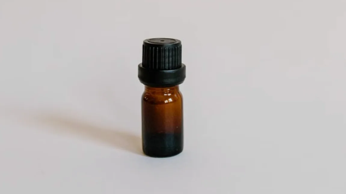 Kvinnan ska ha använt en liten brun flaska för att tillsätta D-vitamin i mannens dryck, enligt utredningen. Genrebild. Foto: Pexels