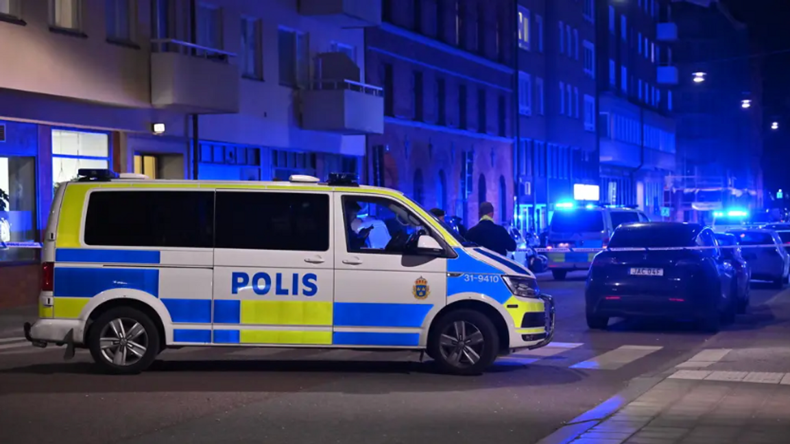 Polis larmades till Vasastan i Stockholm på söndagskvällen, där det hade skett en skottlossning mot en lägenhetsport. Två killar under 18 år misstänks för gärningen. Foto: Claudio Bresciani/TT  