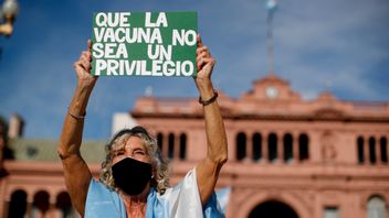 Bland dem som vaccinerats finns den förre presidenten Eduardo Duhalde och hans familj. Foto: Natacha Pisarenko.