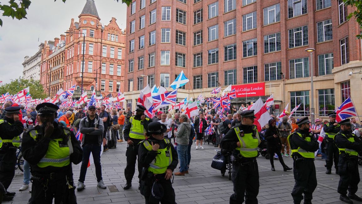 Demonstranter med brittiska flaggor och nationalism-banderoller samlas vid Waterloo Bridge inför Tommy Robinsons ”Unite the Kingdom”-marsch. Foto: Joanna Chan/AP/TT 