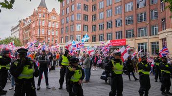 Demonstranter med brittiska flaggor och nationalism-banderoller samlas vid Waterloo Bridge inför Tommy Robinsons ”Unite the Kingdom”-marsch. Foto: Joanna Chan/AP/TT 