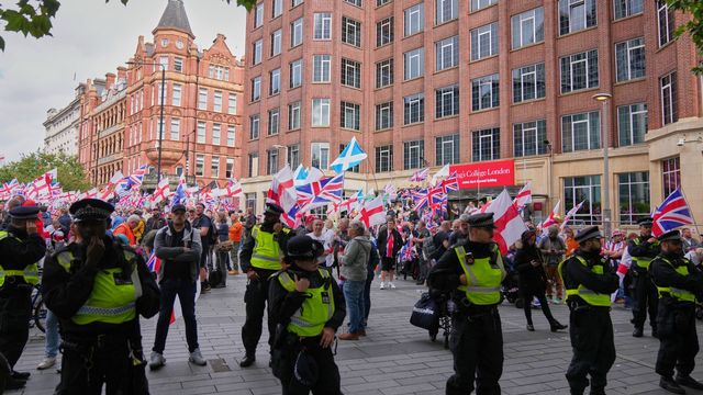 Demonstranter med brittiska flaggor och nationalism-banderoller samlas vid Waterloo Bridge inför Tommy Robinsons ”Unite the Kingdom”-marsch. Foto: Joanna Chan/AP/TT
