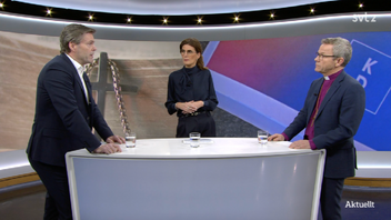 Riksdagsledamot Hans Eklind (KD) och Andreas Holmberg, biskop i Stockholms stift, i SVT:s Aktuellt. Foto: SVT