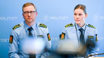 Den norska polisens presskonferens efter misstänkta dådet. Foto: 