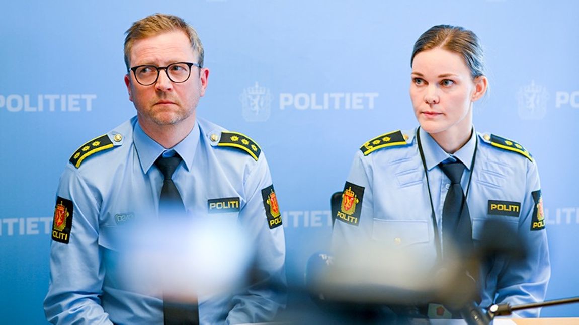 Den norska polisens presskonferens efter misstänkta dådet. Foto: