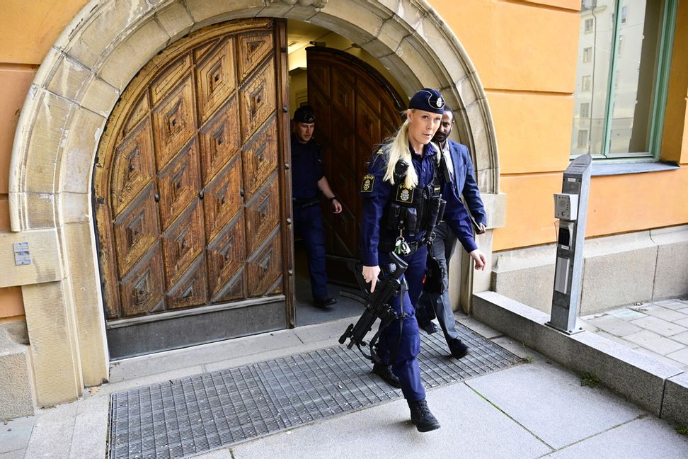 Polis med förstärkningsvapen utanför säkerhetssalen på Kungsholmen. Foto: Jonas Ekströmer/TT