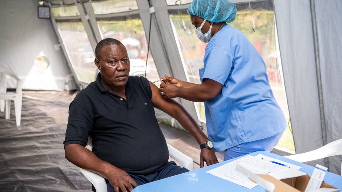 Ndombe Kipula, 52, vaccineras mot covid-19 i början av vaccinkampanjen i april. Foto: Zoe Mangwinda/Unicef/TT