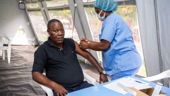 Ndombe Kipula, 52, vaccineras mot covid-19 i början av vaccinkampanjen i april. Foto: Zoe Mangwinda/Unicef/TT