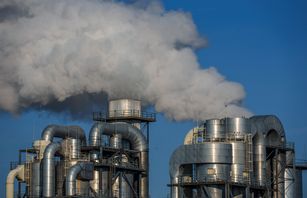 Tysk industri bromsar in oväntat mycket efter Trumps tullchock. Arkivbild Michael Sohn AP/TT