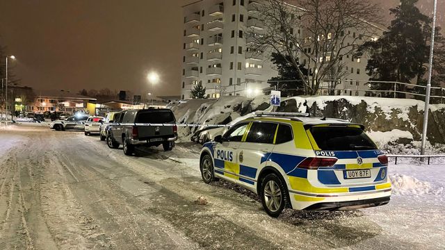 
Polisen utreder en dödsskjutning i Valsta centrum i Märsta. Foto: Pontus Altin/TT