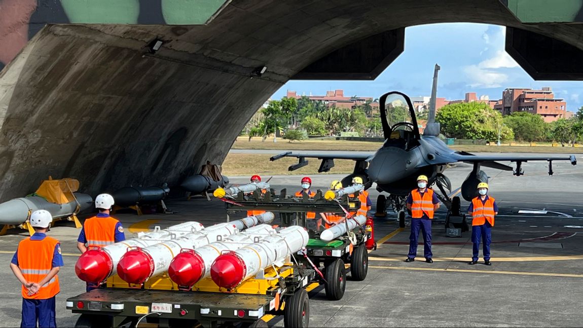 Militärpersonal i Taiwan lastar amerikanska sjövärnsrobotar och radarsökande jaktrobotar i samband med en övning. Arkivbild. Foto: Johnson Lai