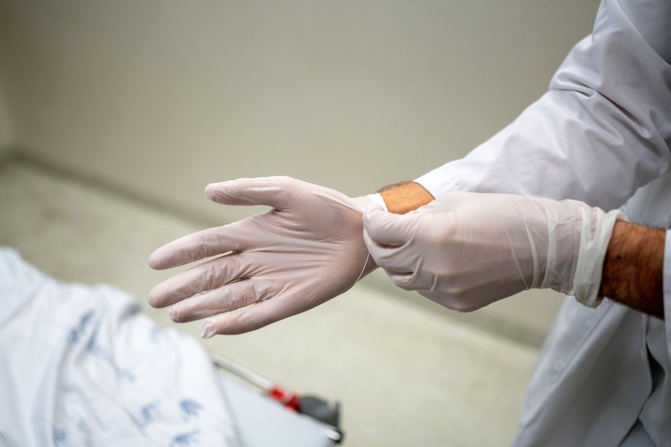 En svensk man fick tillstånd att utöva sitt yrke i Norge trots att han åtalats för våldtäkt på flera patienter. Arkivbild. Foto: Gorm Kallestad/NTB/TT