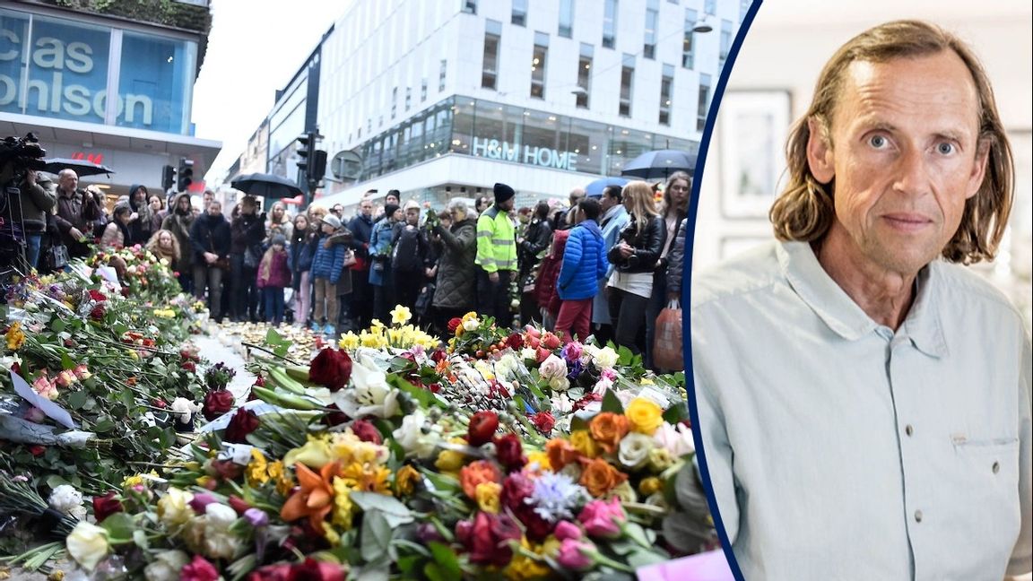 Blommor vid Åhléns på Drottninggatan i Stockholm efter terrordådet. Foto: Noella Johansson/TT