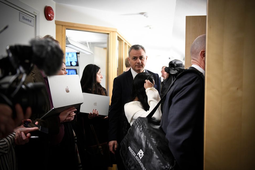 Advokat Sadik Kutlu på väg in till rättegången i Stockholm rörande mordet på de två 14-åringarna Mohamed och Layth, samt mordplaner på fem andra personer. Foto: Viktoria Bank/TT