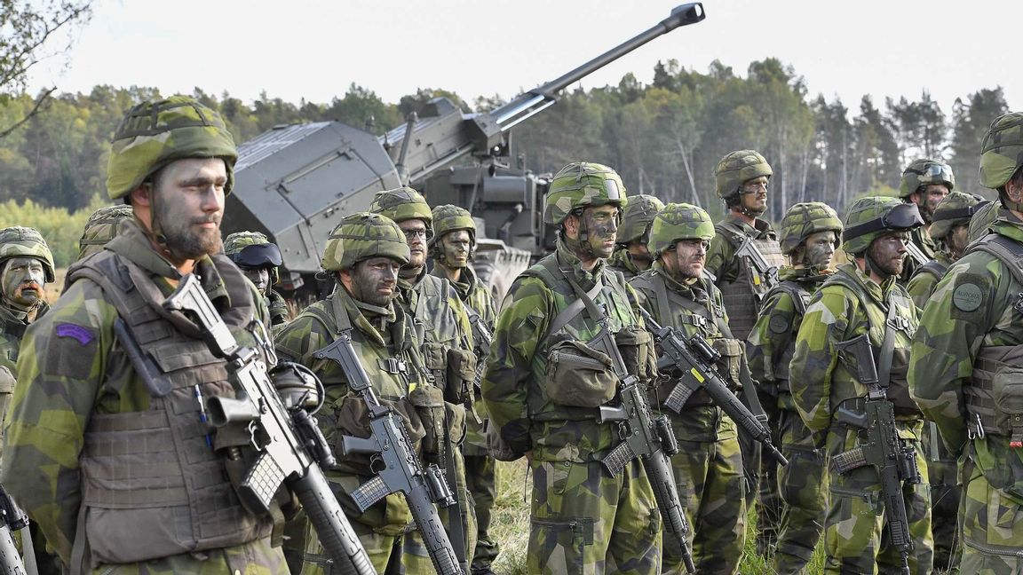 Försvarsmaktens artilleripjäs Archer (i bakgrunden) visas upp i samband med en övning under försvarsövningen Aurora 17 Foto: Jonas Ekströmer / TT