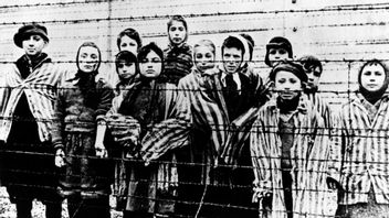 Auschwitz 1945, kort efter befrielsen. Cirka 1 miljon judar mördades i dödslägret. Notera de randiga uniformerna. Foto: SUB / TT / AP