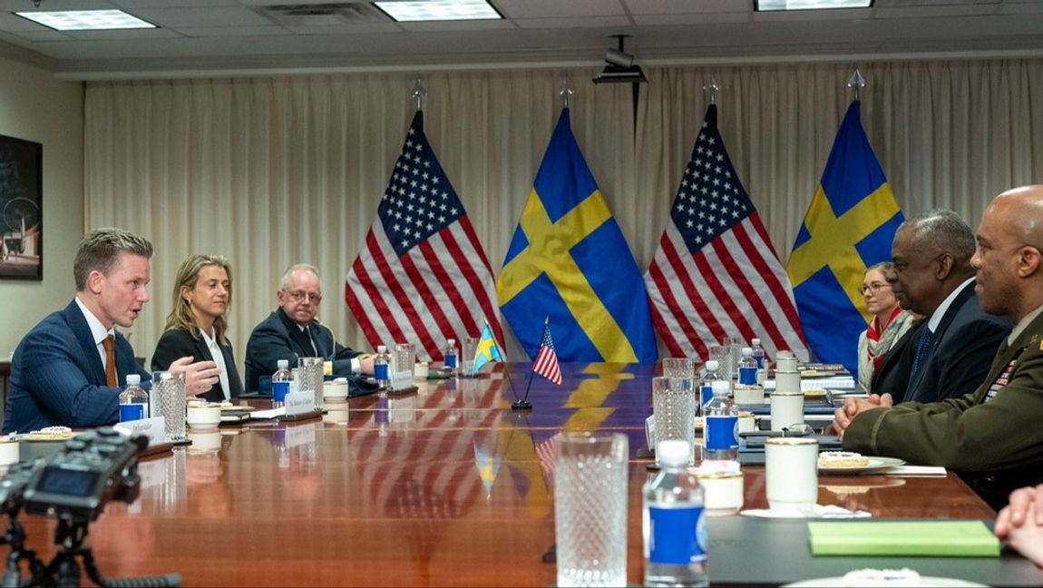 Försvarsminister Pål Jonson (M) och USA:s försvarsminister Lloyd Austin har nu skrivit på ett avtal om fördjupat försvarssamarbete som ger USA tillgång baser och lagring av försvarsmateriel i Sverige. Foto: KEVIN WOLF/AP/TT