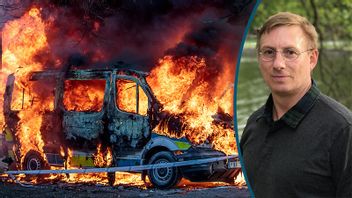 En polisbuss stacks i brand i samband med ett upplopp i Örebro i fredags. Foto: Pavel Koubek/TT