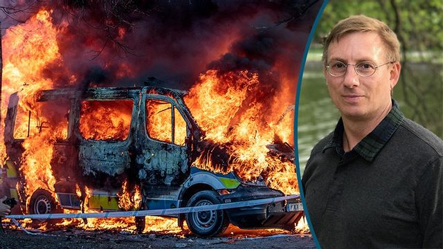 En polisbuss stacks i brand i samband med ett upplopp i Örebro i fredags. Foto: Pavel Koubek/TT