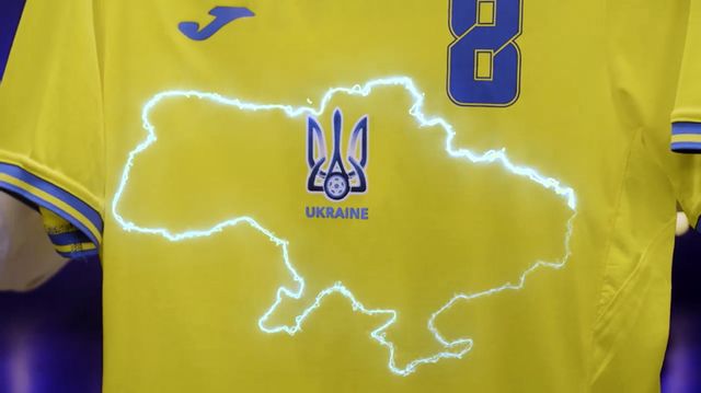 På den ukrainska landslagströjan från 2021 finns Krimhalvön, del av Ukraina men olagligt ockuperat av Ryssland sedan 2014, med. Foto: Ukrainas fotbollsförbund via AP/TT