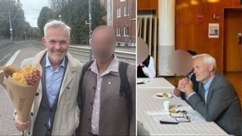 Här poserar Attenius (S) med Hamas-hyllare