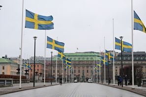 Flaggning på halv stång längs Norrbro vid riksdagen under onsdagen. Jonas Ekströmer/TT