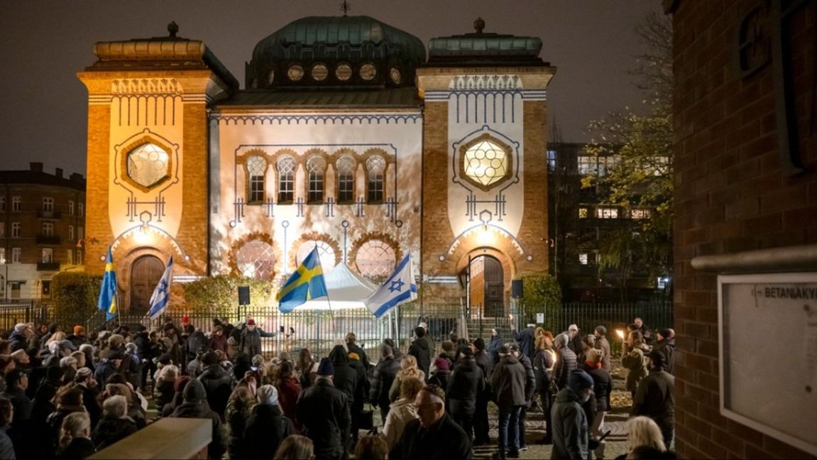 Minnet av Kristallnatten högtidlighålls utanför Malmö synagoga. Nästa gång en folksamling står utan synagogan kan syftet vara mycket annorlunda. Foto: Johan Nilsson/TT