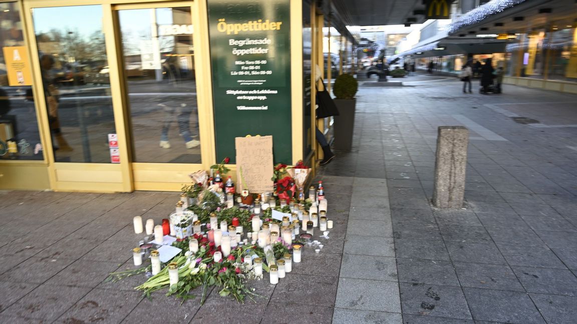 Bilden från Vällingby centrum där en man i 20-årsåldern dog och två skadades i en skjutning utanför McDonalds på nyårsafton. Foto: Fredrik Sandberg/TT 