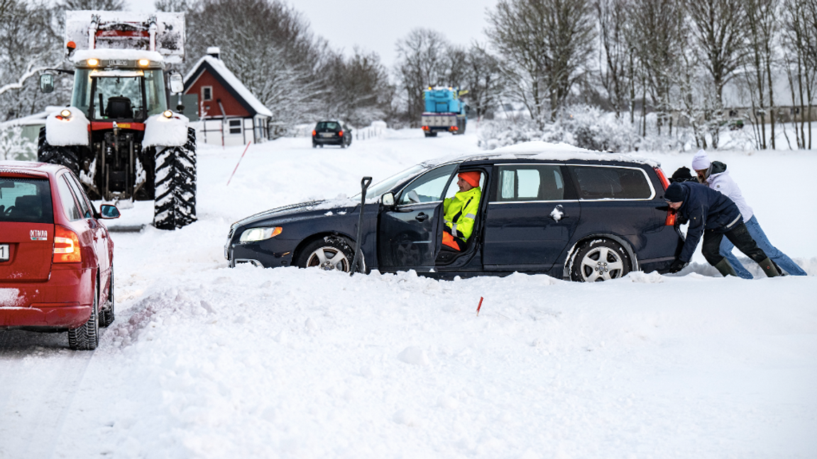 Nyårsvädret blir en utmaning i trafiken. Foto: Johan Nilsson/TT