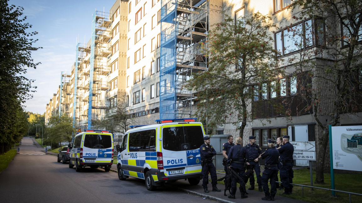 Polisen har ökat sin närvaro i Hjällbo efter helgens upplopp och dödsskjutning. Foto: Krister Hansson Aftonbladet/TT