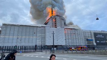 Det brinner i den historiska byggnaden Börsen i Köpenhamn, som för tillfället genomgår en renovering. Foto: Mathias Sørsensen/Scanpix Denmark/TT