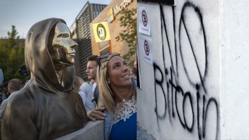 En kvinna tar en selfie med en staty av Bitcoins skapare Satoshi Nakamoto. Foto: TT/  AP Photo/Bela Szandelszky, ”No Bitcoin” målat på vägg. Foto:  (AP Photo/Salvador Melendez/TT. Dogecoins logotyp. Foto: AP Photo/Richard Drew/TT 