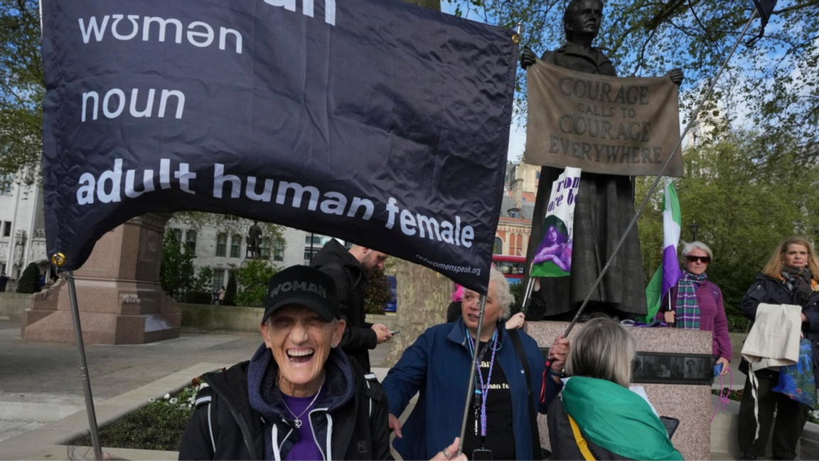 Aktivister samlades runt Högsta Domstolen i London på onsdagen. Foto: Kin Cheung/AP/TT