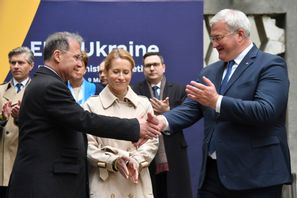 Tysklands nye utrikesminister Johann Wadephul skakar hand med ukrainske kollegan Andrij Sybiha inför ögonen på bland andra EU:s utrikeschef Kaja Kallas vid ett möte i Lviv på fredagen. Foto: Mykola Tys/AP/TT