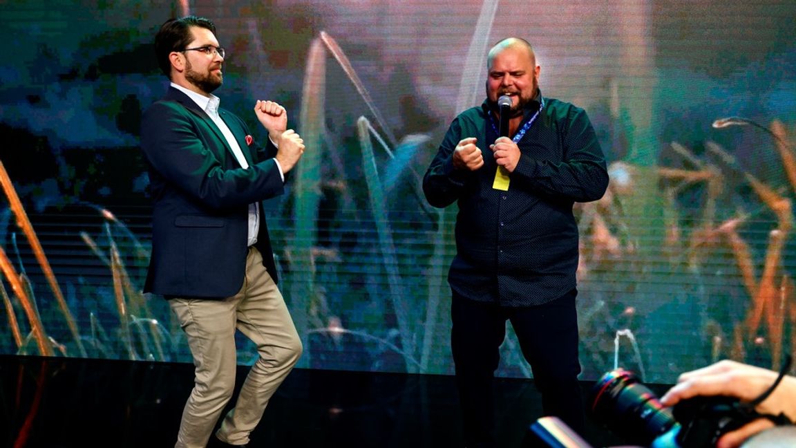 Den spontana dansen verkar vara räddad, men hur går det med dansbanden? Foto: Stefan Jerrevång/TT 