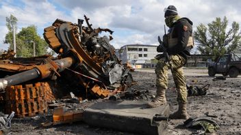 En ukrainsk soldat står vid en utslagen rysk stridsvagn i Kupjansk efter att staden befriats från rysk ockupation den 4 oktober 2022. Ska staden nu på nytt ockuperas av Ryssland? Foto: AP Photo/Andrij Marienko