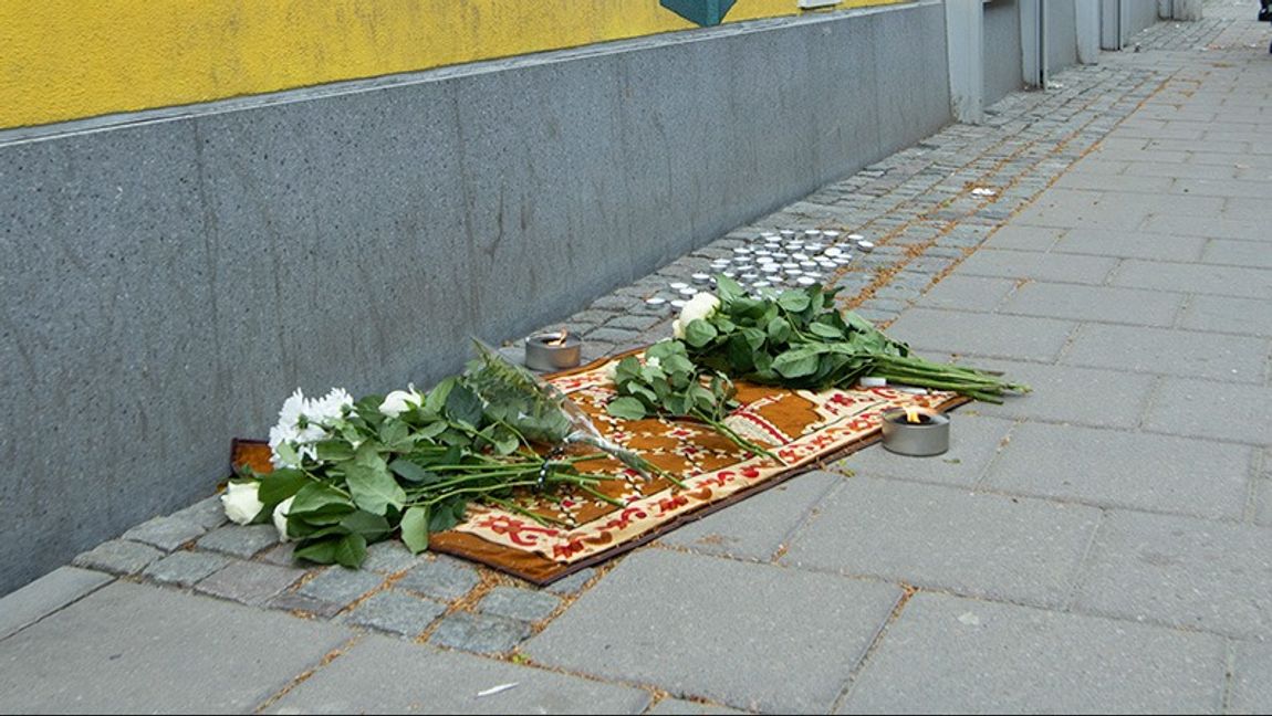 Människor har lagt blommor på platsen där ett mord skedde förra våren i Husby. Foto: Sofia Ekström/SvD/TT