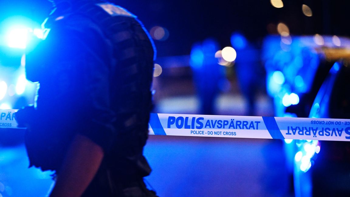 Polis på plats i Riksby, Bromma, efter larm om skottlossning. En man dog i skjutningen. Foto: Fredrik Sandberg/TT