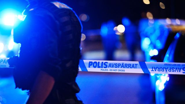 Polis på plats i Riksby, Bromma, efter larm om skottlossning. En man dog i skjutningen. Foto: Fredrik Sandberg/TT
