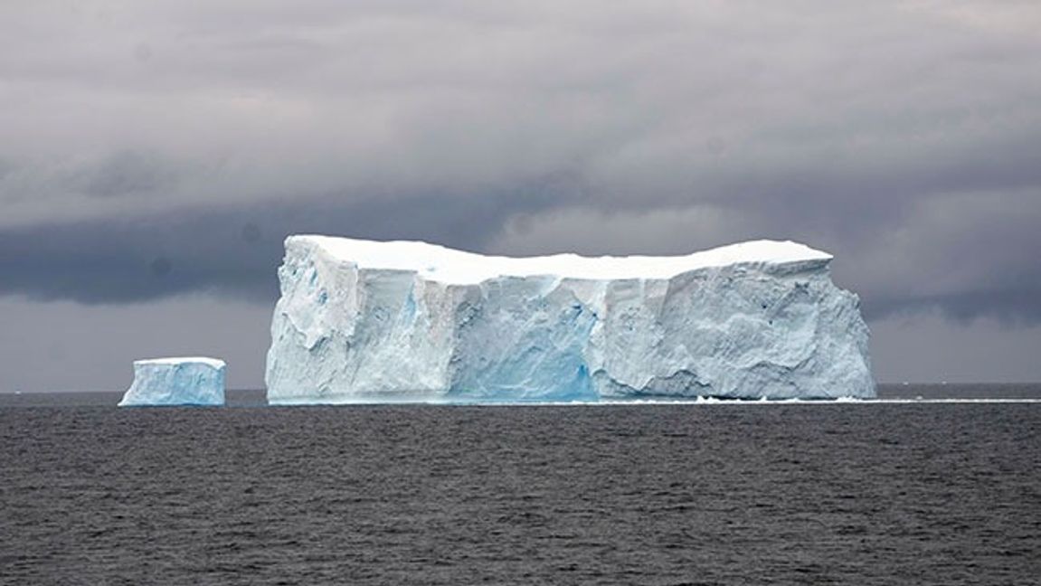 Isberg vid Sydshetlandsöarna, Antarktis, år 2023. Bild: AP Photo/Jorge Saenz