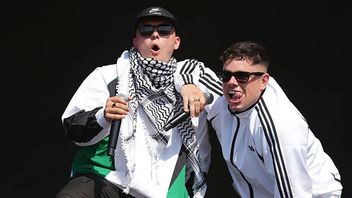 Kneecap från konserten på Glastonbury-festivalen. Bild: Scott A Garfitt/Invision/AP