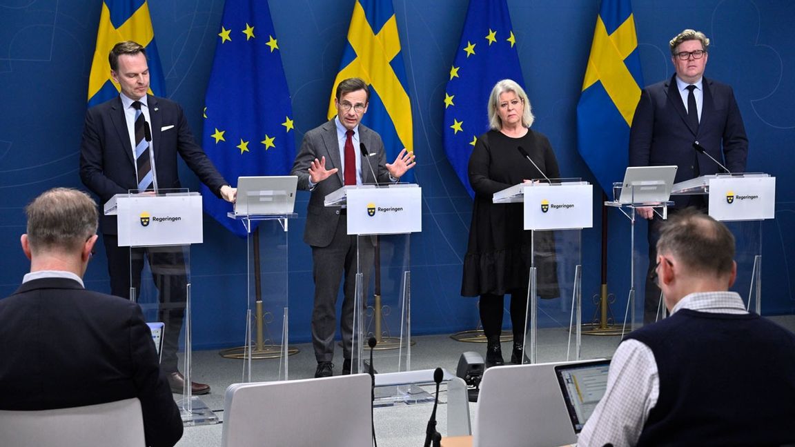 SKR:s ordförande Peter Danielsson, statsminister Ulf Kristersson (M), socialtjänstminister Camilla Waltersson Grönvall (M) och justitieminister Gunnar Strömmer (M) presenterade åtgärder mot LVU-kampanjen. Foto: Claudio Bresciani/TT