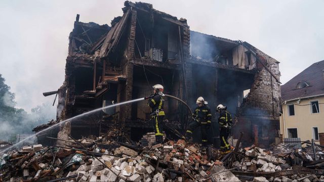 Ukrainsk räddningstjänst släcker branden i ett hus som förstörts av en rysk attack mot byn Marchalivka utanför den ukrainska huvudstaden Kiev söndagen den 25 maj. Foto: AP Photo/Evgeniy Maloletka