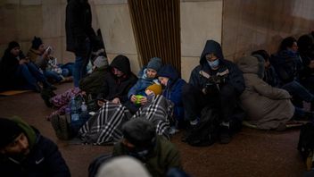 I landets huvudstad Kiev och näst största stad Charkiv tog människor sin tillflykt till tunnelbanan under natten. Foto: Emilio Morenatti/AP/TT