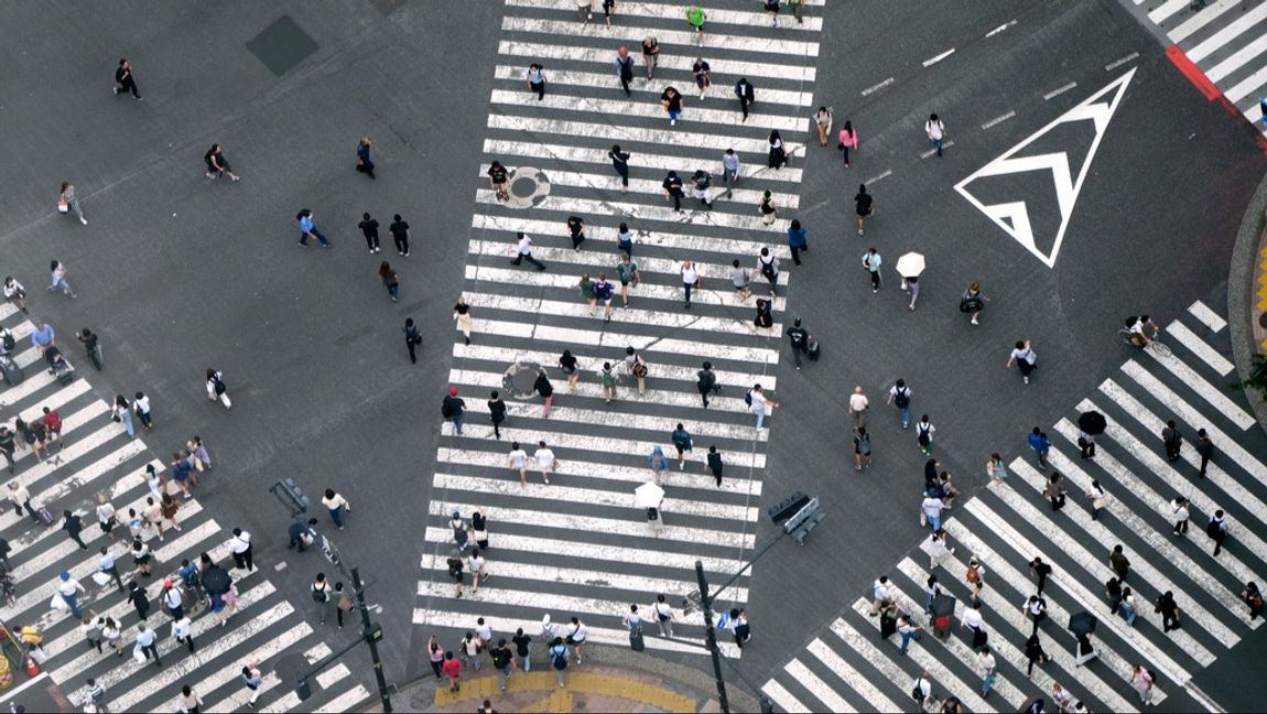 Det berömda övergångsstället i Shibuya i centrala Tokyo. Arkivbild. Foto: EUGENE HOSHIKO/AP/TT