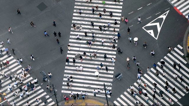 Det berömda övergångsstället i Shibuya i centrala Tokyo. Arkivbild. Foto: EUGENE HOSHIKO/AP/TT