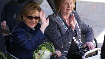 Drottning Sonja (tv) har lagts in på sjukhus. Foto: Einarkramer (CC BY-SA 3.0)