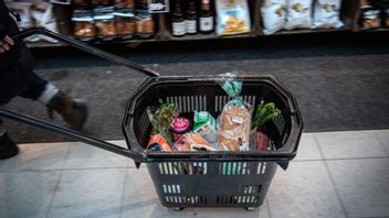Person med varukorg i handen som handlar i mataffär. Foto: Isabell Höjman // TT 