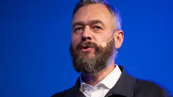 ”Fotbollsjournalisten Olof Lundh är en av de profiler vars ansikte regelbundet utnyttjas i bedrägeriannonser på Facebook. ’Meta är nästan jävligare än skurkarna’, säger han till SVT.” Foto: TT